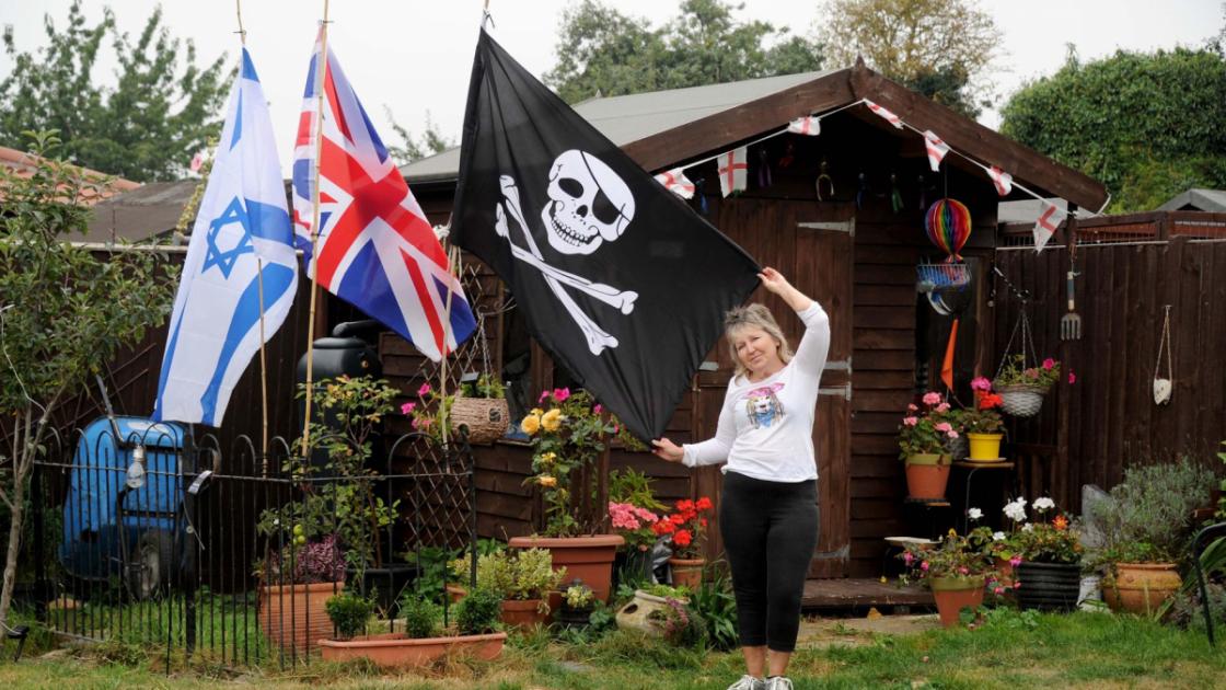Council u-turn after telling woman to remove Jolly Roger flag 