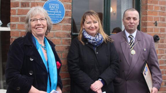 Eastern Daily Press: Unveiling of plaques in Cromer. Members of the Bach family, l-r, Joanne Turner and Jane Stevenson with deputy mayor John Fosdick. Pictures: Peter Stibbons Eastern Daily Press: Unveiling of plaques in Cromer. Members of the Bach family, l-r, Joanne Turner and Jane Stevenson with deputy mayor John Fosdick. Pictures: Peter Stibbons