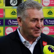 Norwich City head coach Dean Smith hols his pre-match Wolves briefing on Friday