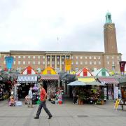 The busy Norwich Market in frotn of City Hall.