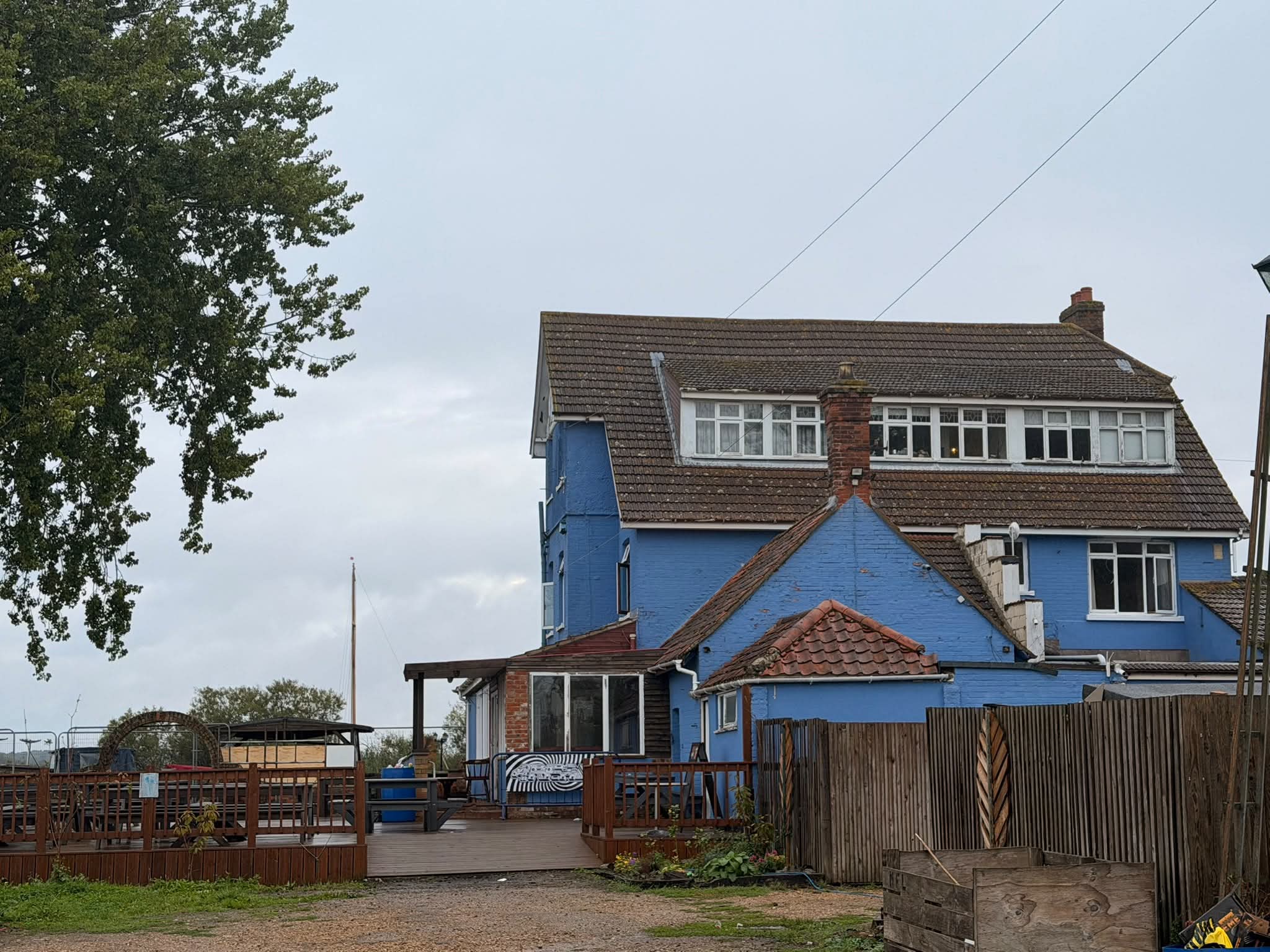 Armed police 'swarm' Broads pub after reports of stabbing