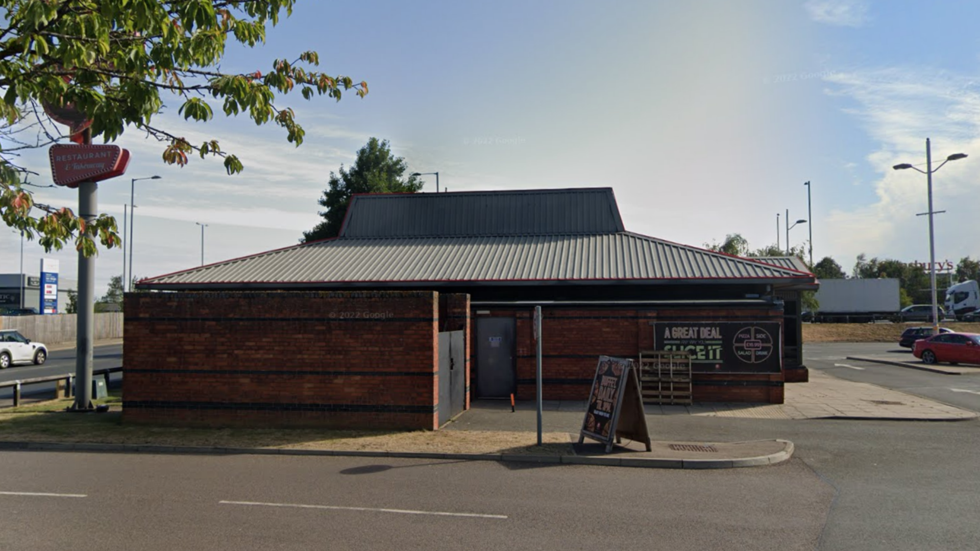 Restaurant suddenly shuts down after decades serving customers at retail park